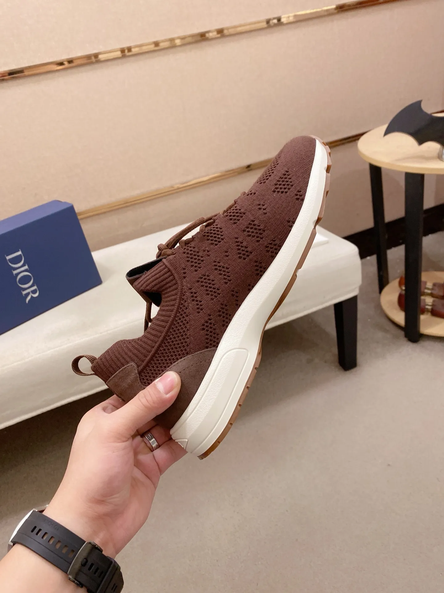 Factory price: 420💰Dior's latest men's fashion sneakers. This item draws inspiration from retro jogging shoes. Featuring a thick, low-top design, it features a mesh fabric upper and an ultra-light rubber foam sole. The side is decorated with an embossed "Di~r" logo. Code number: 39-44 (order 38, 45, 46)